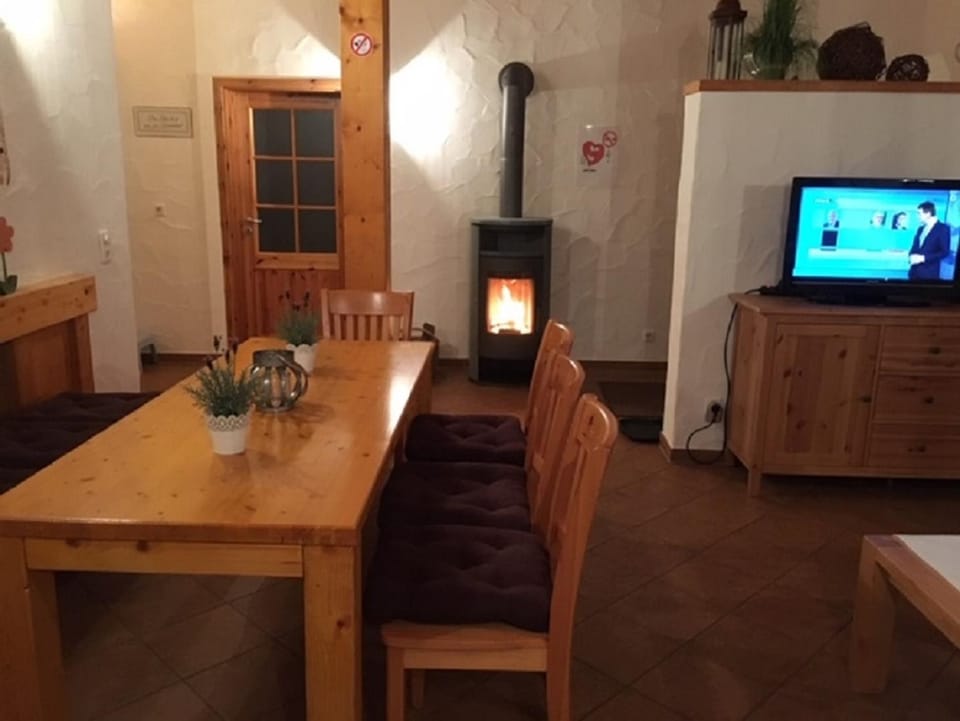 TV and multimedia, Seating area, Dining area, flat iron