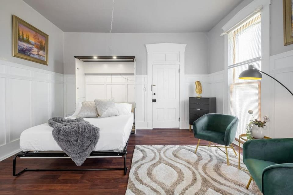 Walk/ Bike everywhere from this Historic Chic Studio Bed and Breakfast in Columbus
