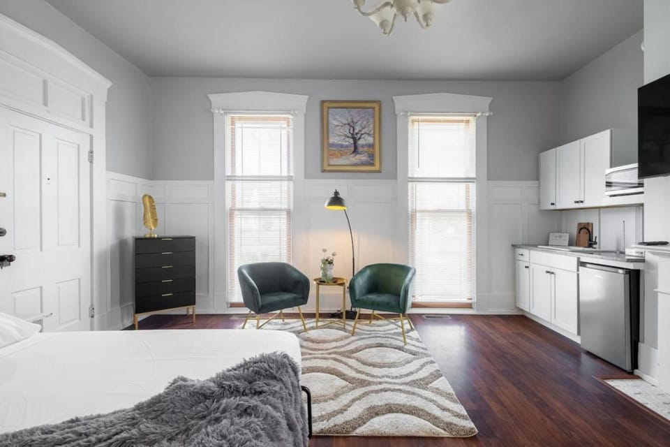 Walk/ Bike everywhere from this Historic Chic Studio Bed and Breakfast in Columbus