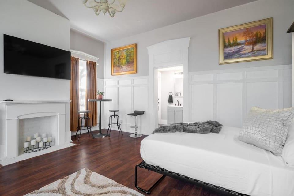 TV and multimedia, Photo of the whole room, Seating area, Bedroom