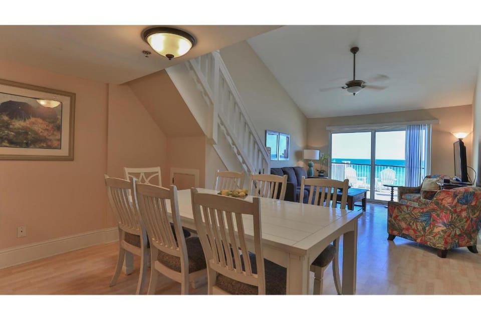 Commodore's Retreat 402 - Beach service included 2 chairs and 1 umbrella March through October House in South Walton County