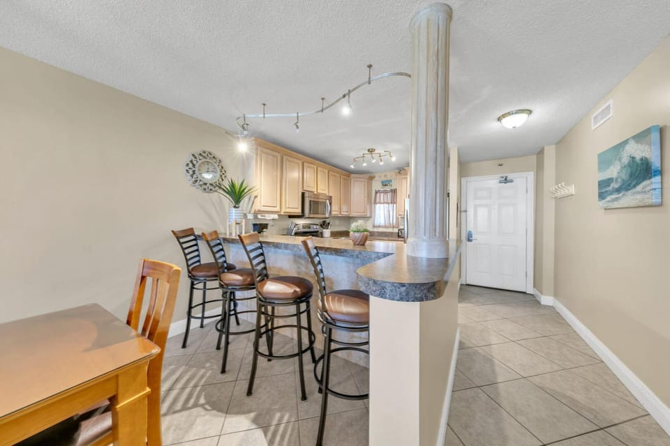 Destin on the Gulf 205 - Updated Gulf Front Property with Free Beach Service House in Destin