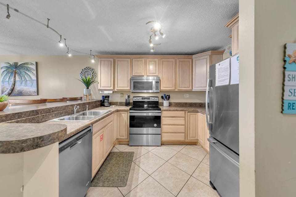 Destin on the Gulf 205 - Updated Gulf Front Property with Free Beach Service House in Destin