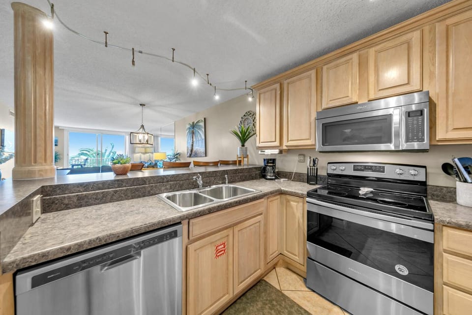 Destin on the Gulf 205 - Updated Gulf Front Property with Free Beach Service House in Destin