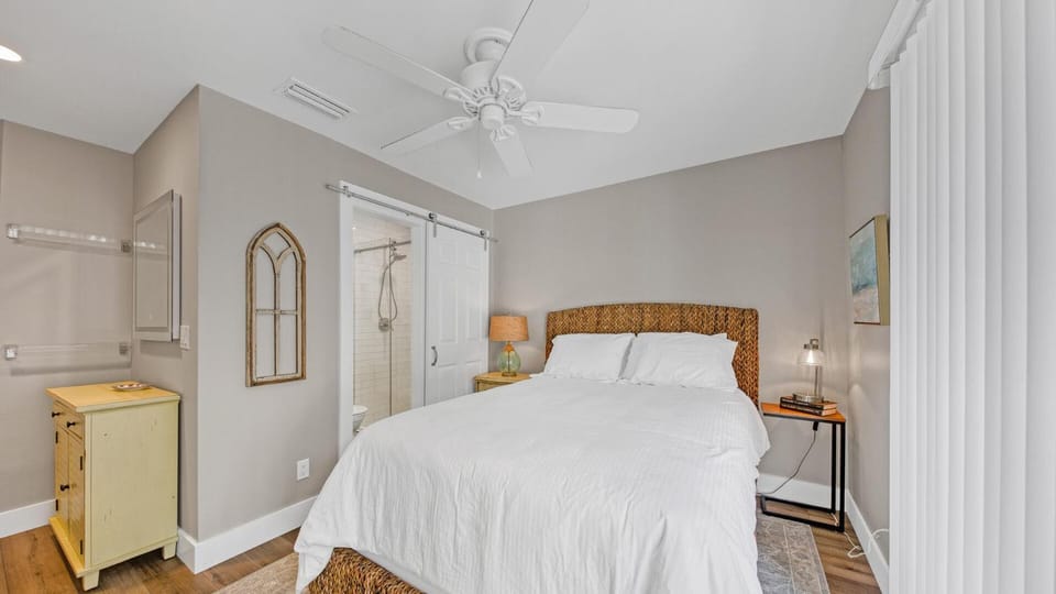 Seahaunts 6A - Steps to the beach updated in 2022 south side of 30A House in South Walton County