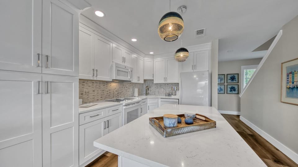 Seahaunts 6A - Steps to the beach updated in 2022 south side of 30A House in South Walton County