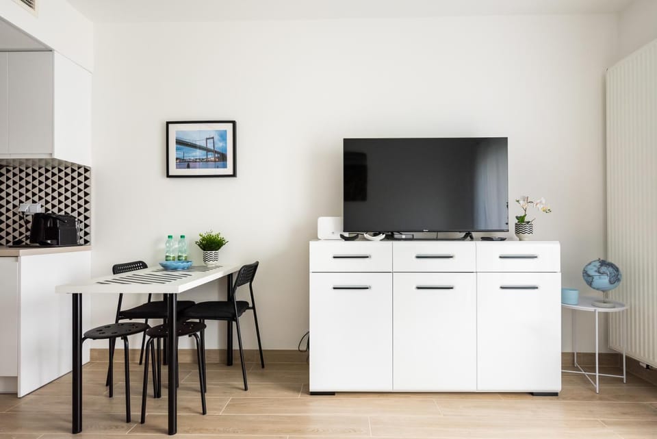 TV and multimedia, Kitchen or kitchenette, Dining area, minibar