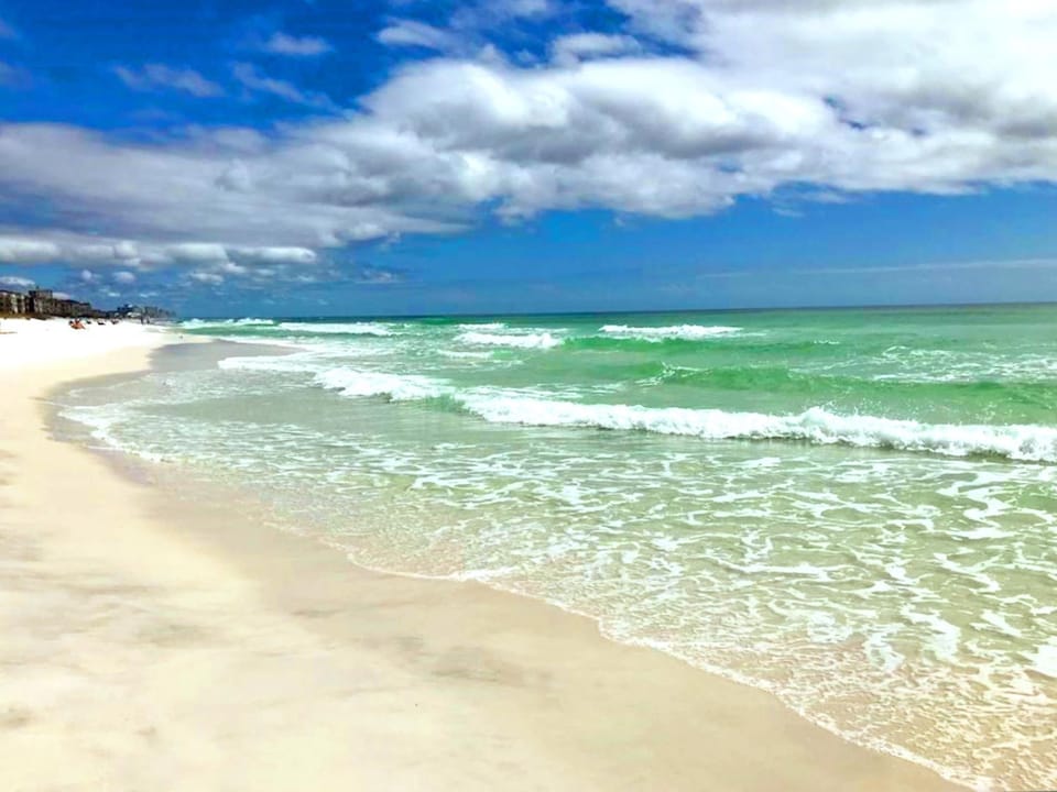 Biglows Bungalow - About a quarter mile to PRIVATE Neighborhood Beach Access, Pet Friendly, Community Pool House in Miramar Beach
