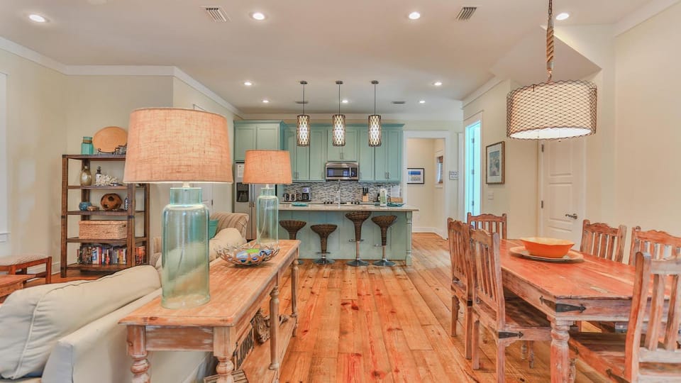 Family Ties - Located in Seacrest Beach 2 Master bedrooms and a large communal pool House in Rosemary Beach