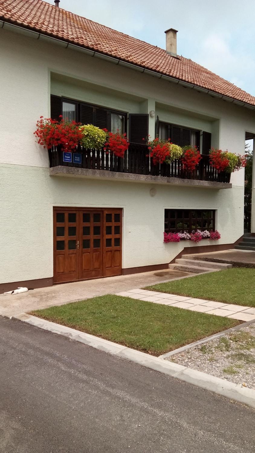 Property building, Patio, Facade/entrance, Day, Summer, Balcony/Terrace, On site, Parking