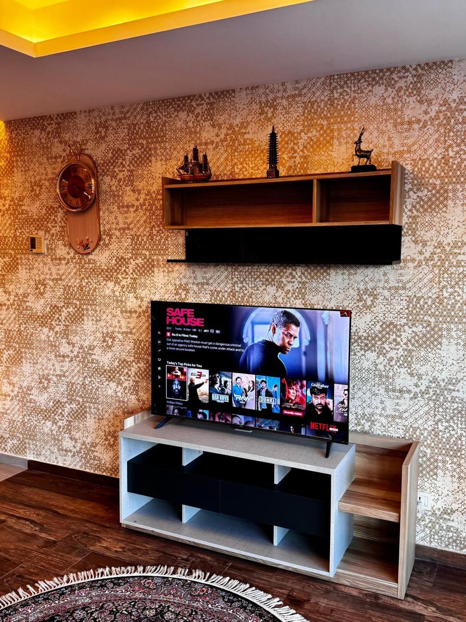 Communal lounge/ TV room, TV and multimedia, Living room, Seating area, Evening entertainment