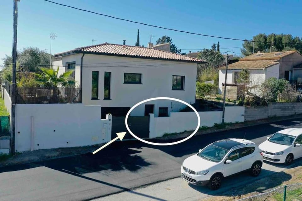 Neighbourhood, Location, Parking