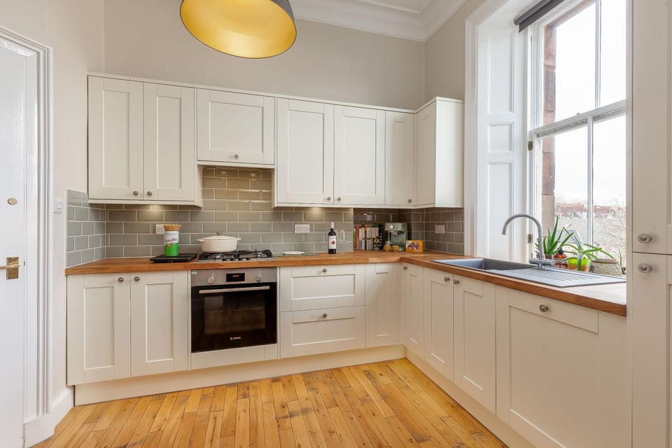 Coffee/tea facilities, Kitchen or kitchenette, dishwasher, stove