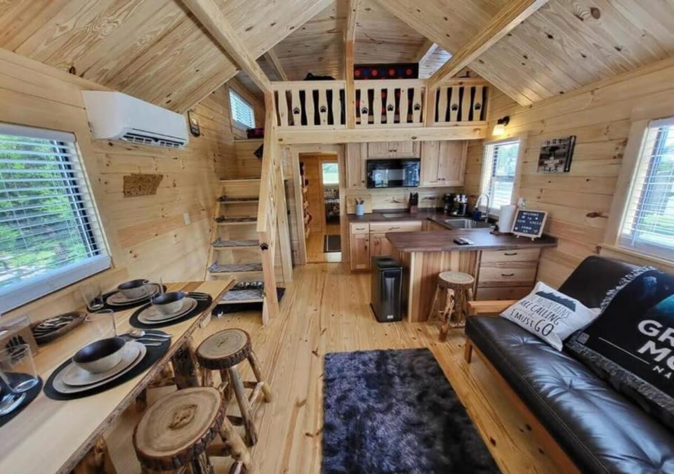 Kitchen or kitchenette, Seating area, Dining area