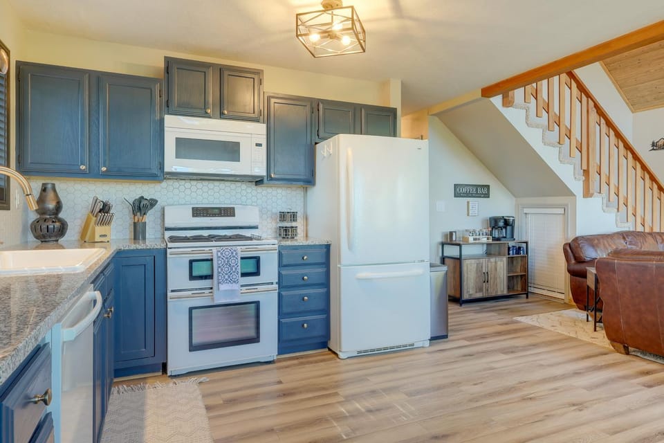 Stylish Angel Fire Cabin w/ Deck - 2 Mi to Ski Mtn Cabin in Angel Fire