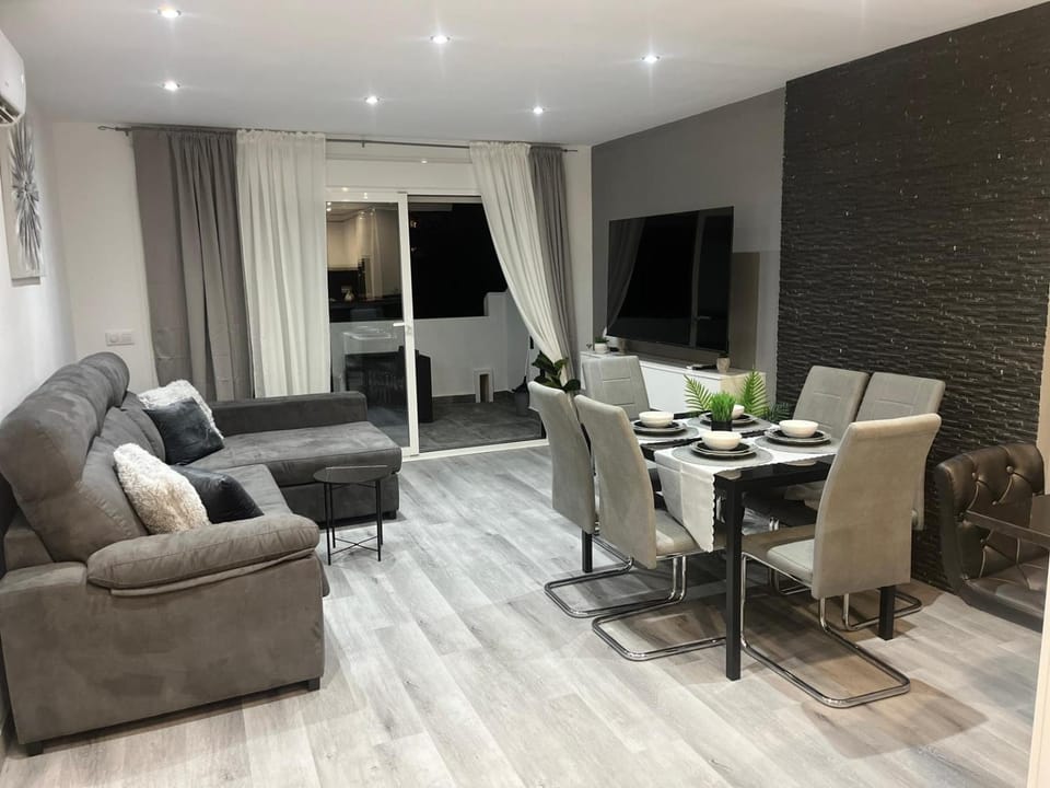 TV and multimedia, Living room, Seating area, Dining area
