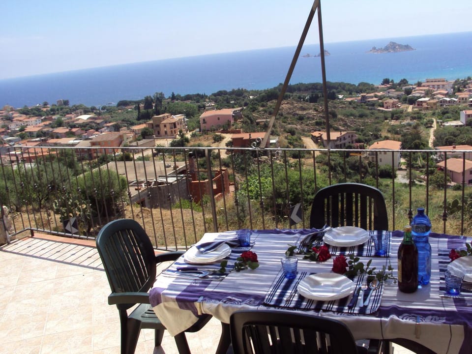 Natural landscape, View (from property/room), Balcony/Terrace, Dining area, Sea view