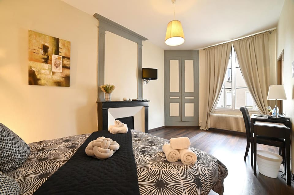 Bed, TV and multimedia, Photo of the whole room, Seating area, Bedroom, towels