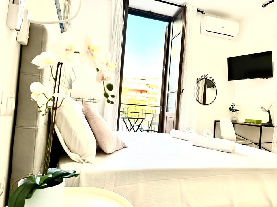 Bed, TV and multimedia, Living room, Photo of the whole room, Seating area, Bedroom, hair dresser, air conditioner