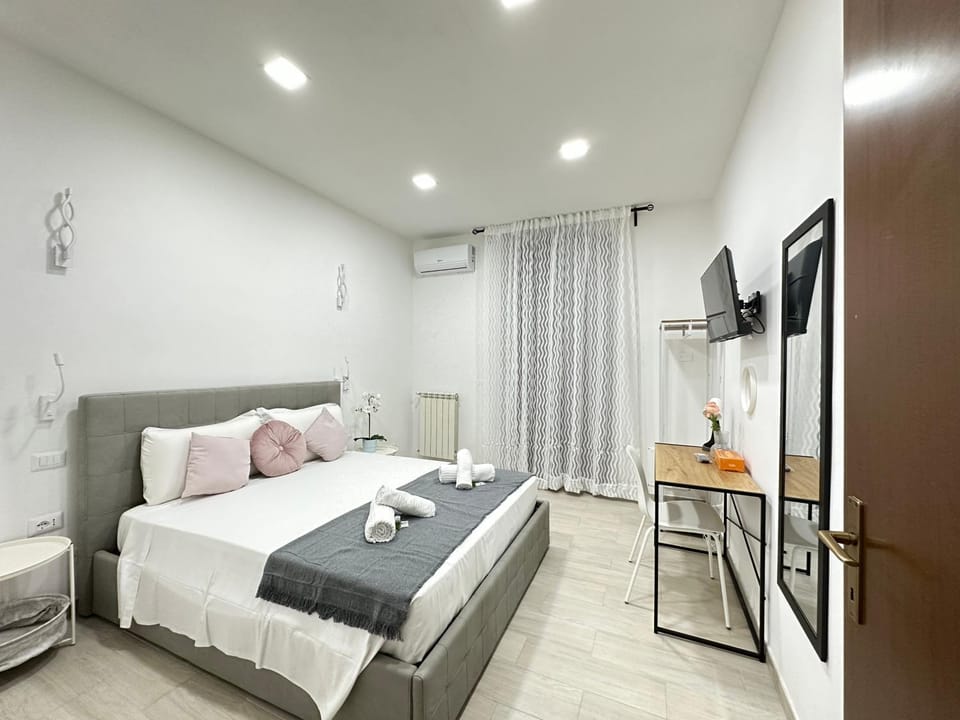 Bed, TV and multimedia, Photo of the whole room, Bedroom, towels, wardrobe
