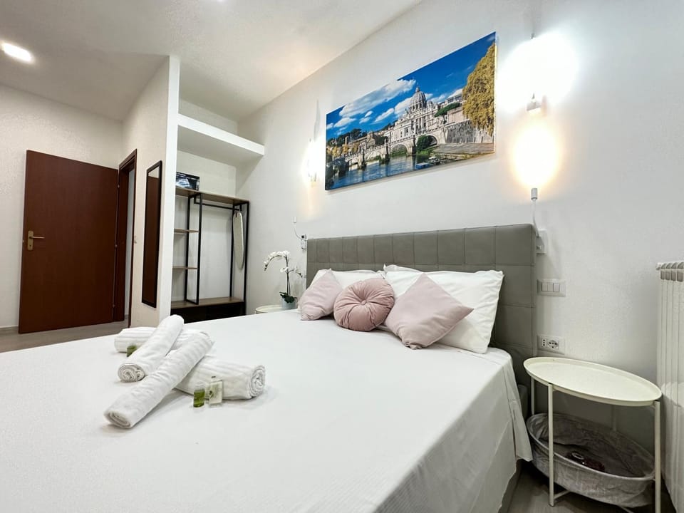 Bed, Photo of the whole room, Bedroom, towels