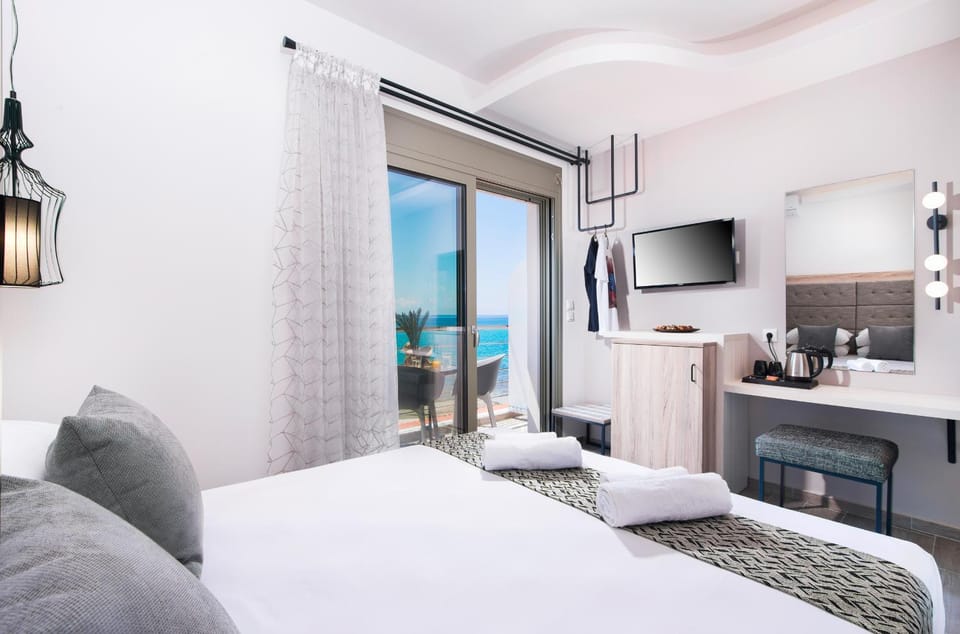 Photo of the whole room, Sea view