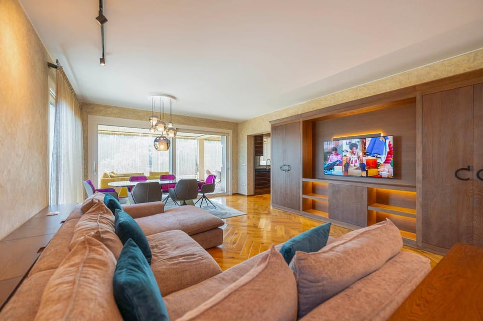 Communal lounge/ TV room, TV and multimedia, Living room, Seating area
