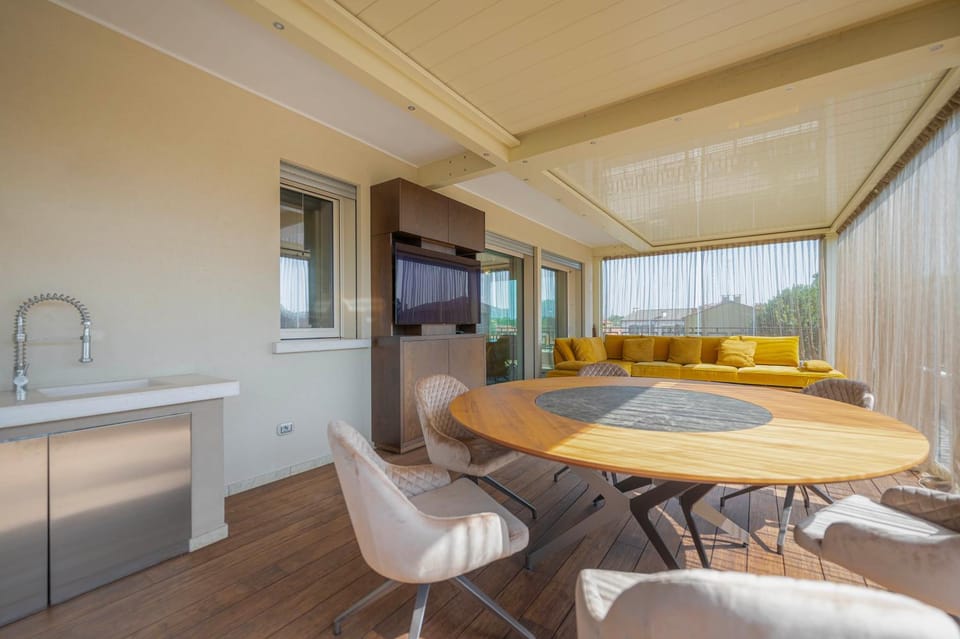 Kitchen or kitchenette, Living room, Seating area, Dining area