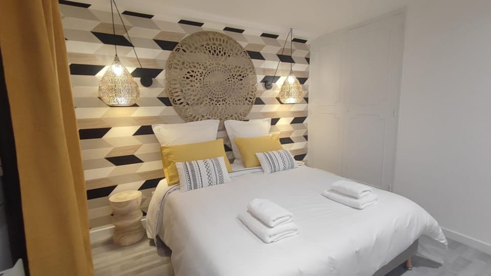 Bed, Photo of the whole room, Bedroom, towels
