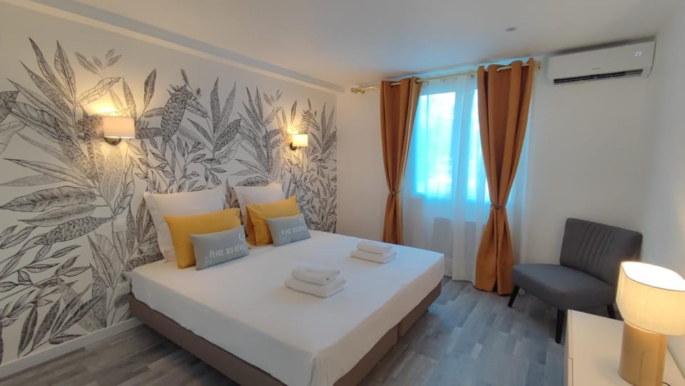 Bed, Living room, Photo of the whole room, Seating area, Bedroom, towels, air conditioner
