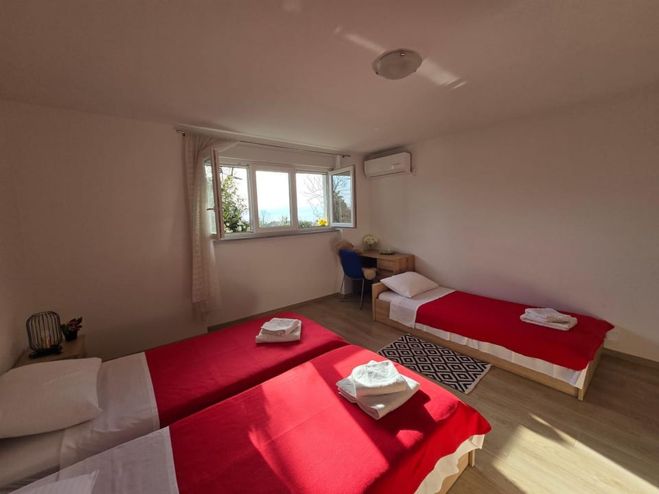 Bedroom, air conditioner
