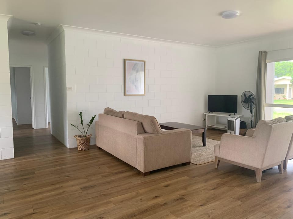 Spacious, Modern & Central House in Atherton