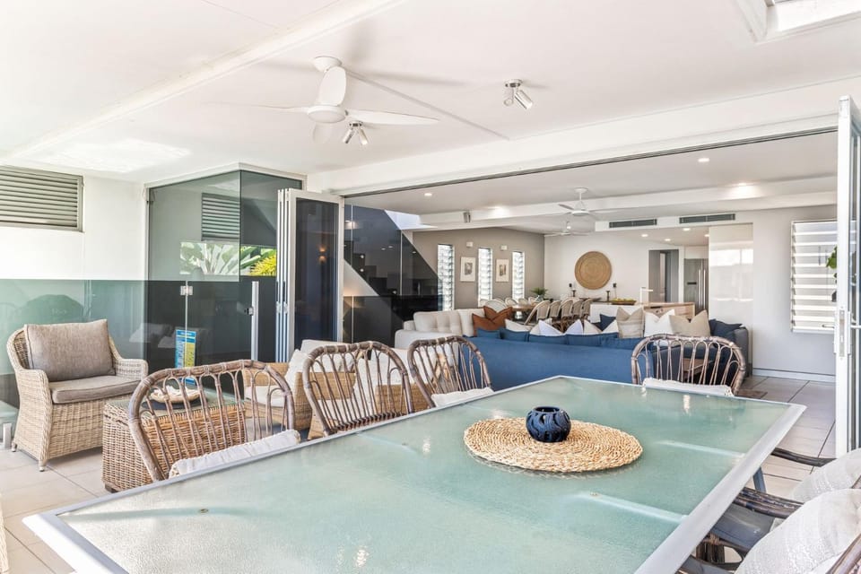 Alex Beach House, 100 steps to the sand, with ocean views House in Sunshine Coast