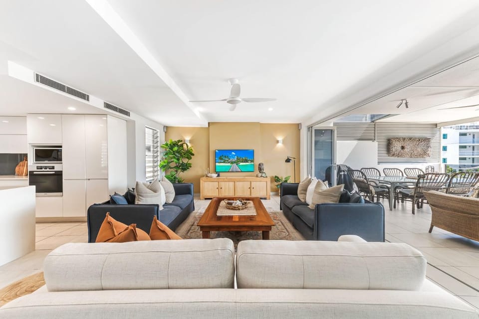 Alex Beach House, 100 steps to the sand, with ocean views House in Sunshine Coast