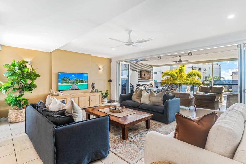 Alex Beach House, 100 steps to the sand, with ocean views House in Sunshine Coast