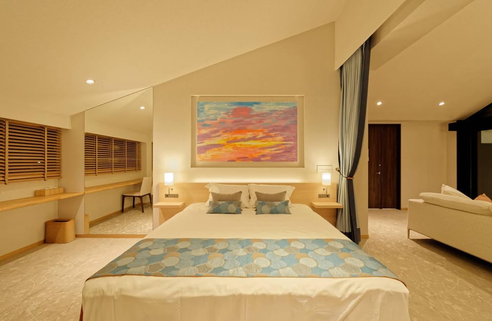 Bed, Seating area, Bedroom