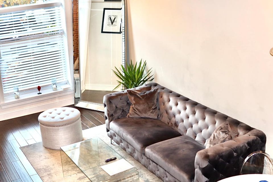 Beautiful Canton Home w/rooftop deck +Private parking House in Baltimore