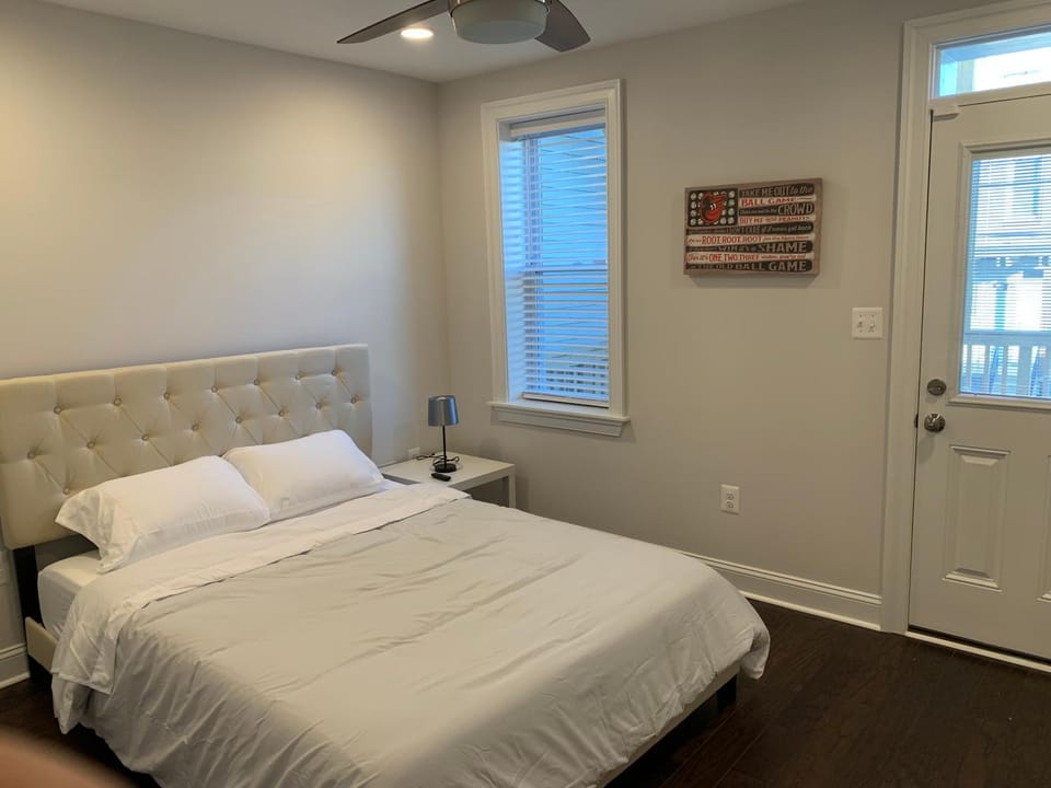 Beautiful Canton Home w/rooftop deck +Private parking House in Baltimore
