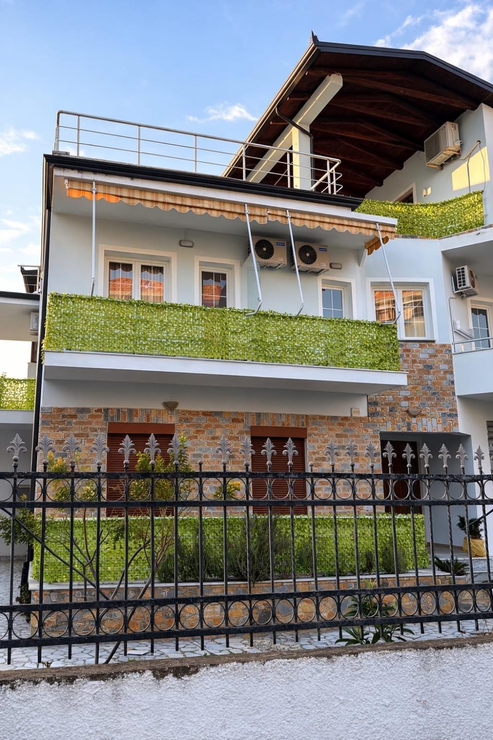 Property building, Spring, Day, Garden, View (from property/room), Balcony/Terrace, Garden view