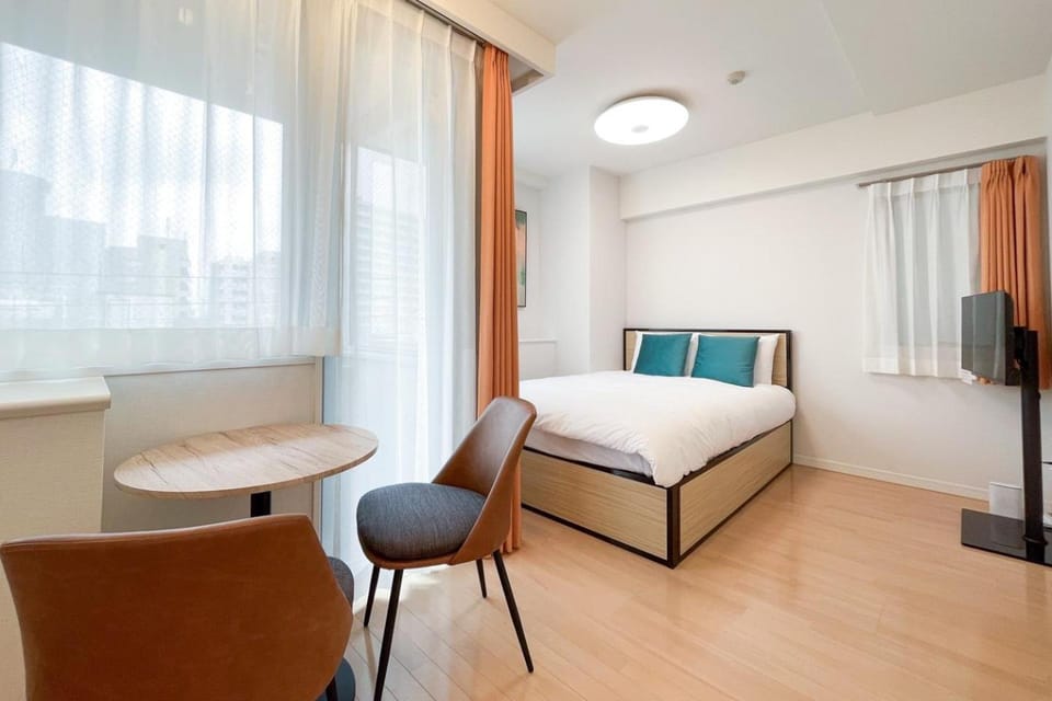 Bed, TV and multimedia, Seating area, Bedroom