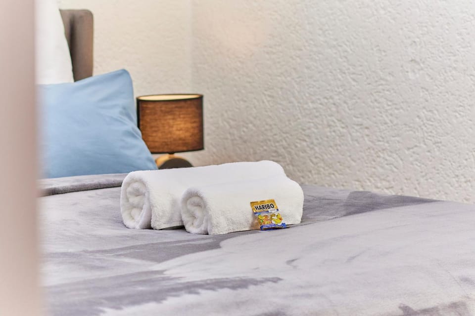 Photo of the whole room, Decorative detail, Bedroom, towels