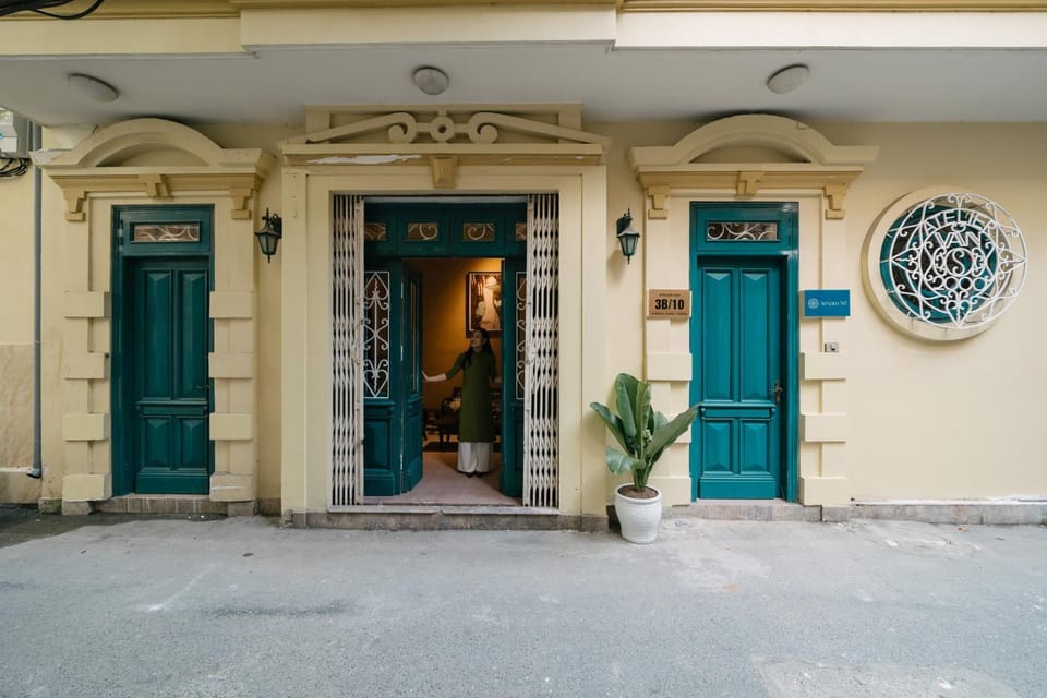 Property building, Facade/entrance, Day