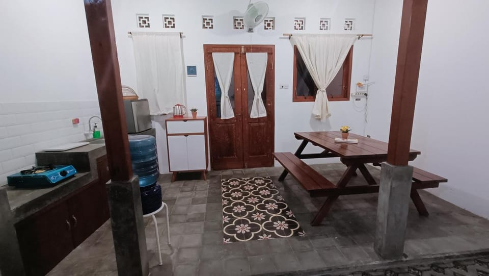 Dining area, kitchen