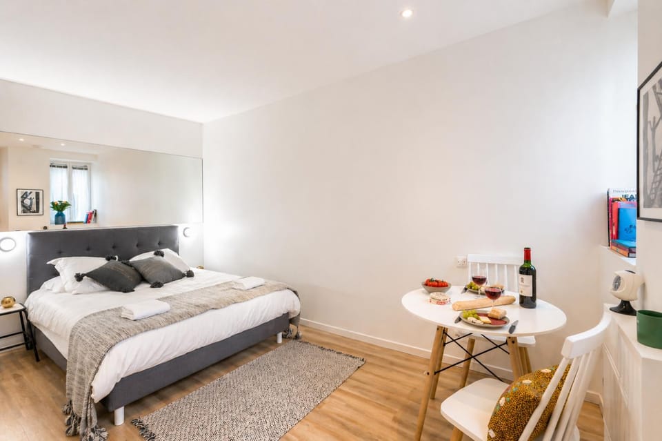 Bed, Photo of the whole room, Dining area, Bedroom