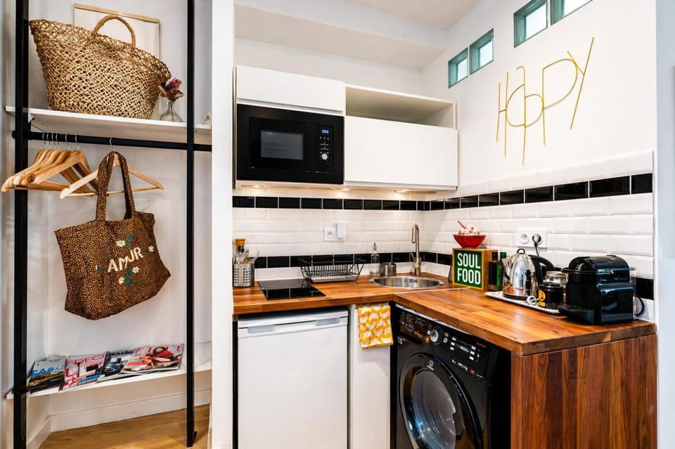 Coffee/tea facilities, Kitchen or kitchenette, stove, washing machine, dryer