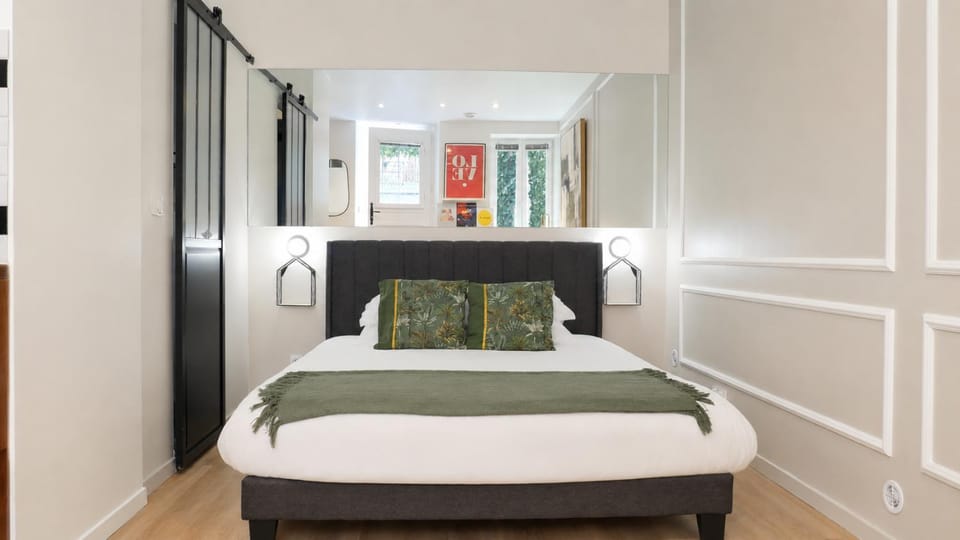 Photo of the whole room, Bedroom