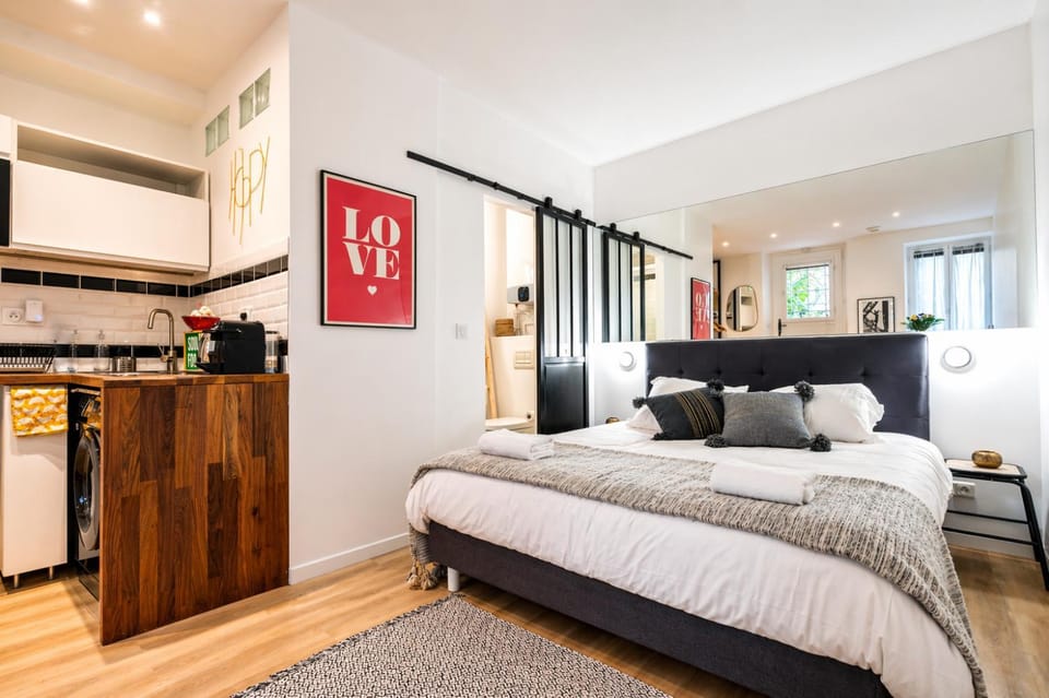 Photo of the whole room, Bedroom