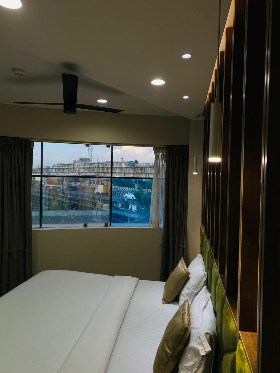 Bedroom, City view