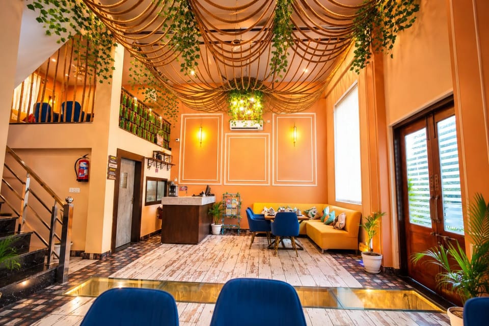 Restaurant/places to eat, Kitchen or kitchenette, Living room, Seating area
