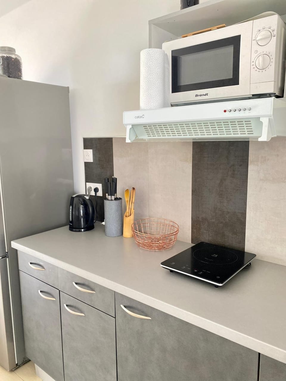 minibar, stove